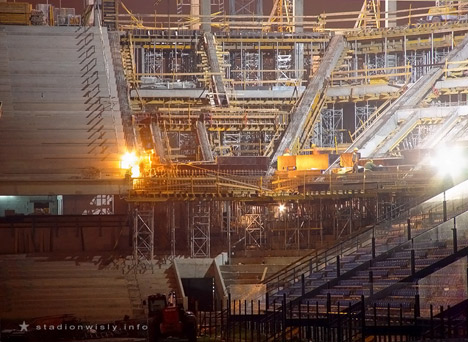 układanie szalunków pod stopnice trybun narożnych