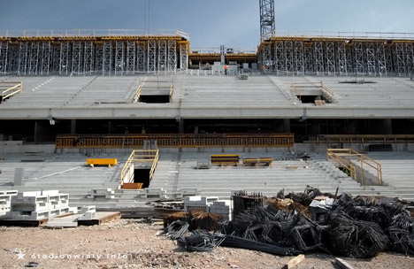 szalunki pod "daszek" nad piętrem trybuny