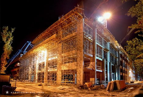 nowo powstająca bryła stadionu widziana z ulicy Reymana