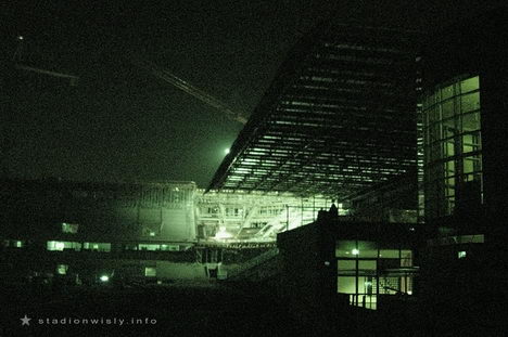 podczas nocnej zmiany prace odbywają się we wnętrzu trybuny wschodniej