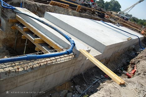 zjazd do podziemnego parkingu szeroki na 4,5 metra