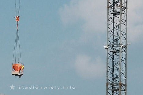 sposób w jaki dostarczany jest beton na trybunę narożną