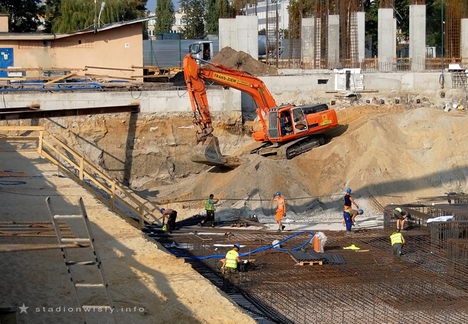 Między ściankami założone zostały tzw przypory (widoczne po lewej stronie). Podtrzymują one fundament, na który z zęwnątrz napierają masy ziemne. Dzięki temu można już wybierać ziemię wzdłuż ścianek