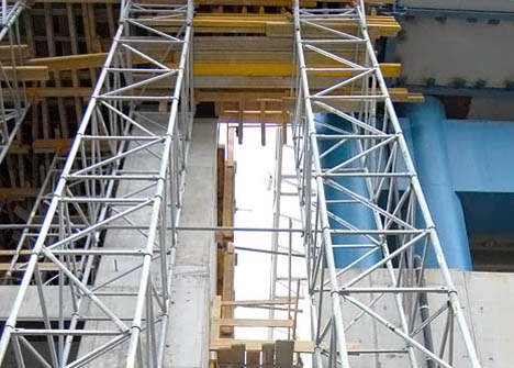 szczelina między trybunami