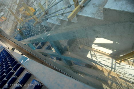 szczelina między trybunami