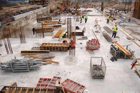 budowa widziana z trybuny narożnej