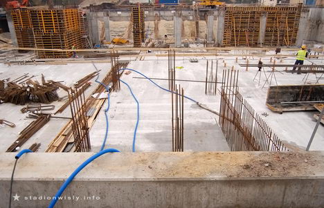 widok z boiska na zachodnią część budowy