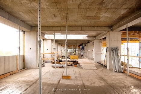 przestrzeń pod "daszkiem" trybuny