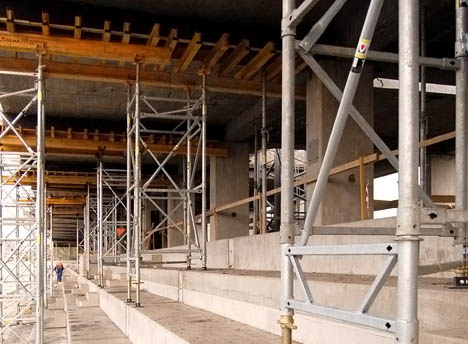 strop nad trybuną, obejmujący swoim zasięgiem kilka najwyżej położonych stopni