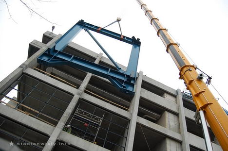 Wynoszenie złożonej ramy, na koronę trybuny