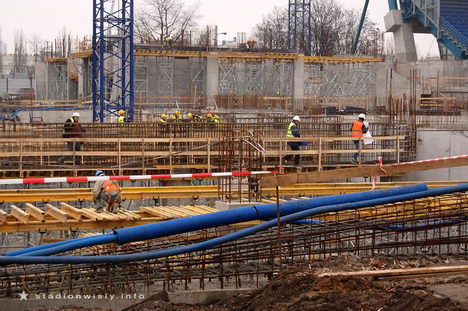 Po zachodniej stronie trwa obecnie układanie szalunków. 
