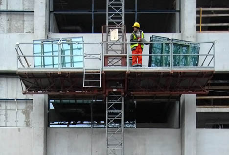 Godz 12:00 - Montaż oszklenia w 3 otworze na elewacji