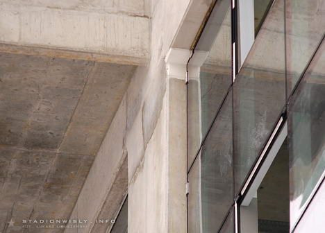 Połączenie systemów okiennych z filarem