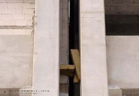 Przestrzeń dylatacyjna między trybuną a "narożnikiem" południowym