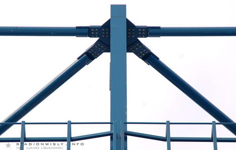 Fragment konstrukcji stalowej utrzymującej zadaszenie trybun