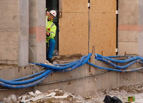 zdjęcie obrazujące różnicę poziomów między progiem wejściowym. a ul. Reymana