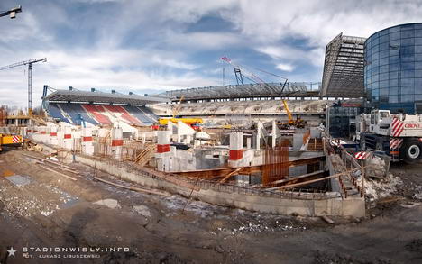 Na pierwszym planie (za ścianką szczelinową) rząd prefabrykatów zamontowanych w mijającym tygodniu