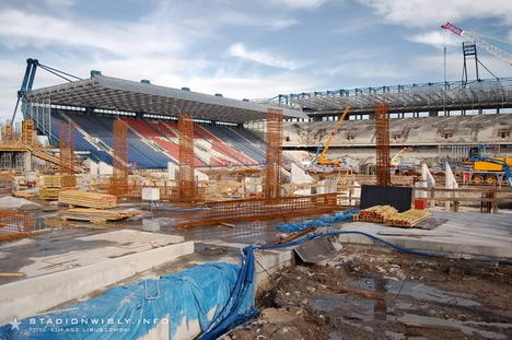 Zbrojenia filararów czekające już drugi miesiąc na zalanie betonem