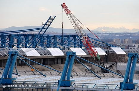 Nowy maszt oświetleniowy z Tatrami w tle