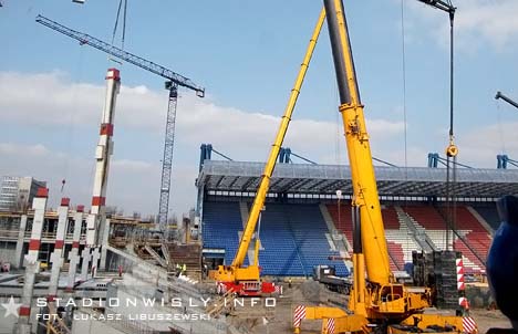 Dźwig ze wschodniej części budowy przeniósł się pod trybunę główną by przyśpieszyć pracę przy układaniu prefabrykatów