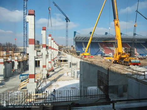 Komplet filarów na których opierać się będzie balkon oraz dolny poziom trybuny głównej