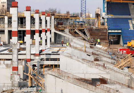 W naróżniku północno - zachodnim trwa wytyczynanie kolejnych stopnic widowni