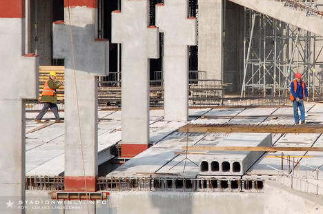 Na trybunie zachodniej układane są płyty stropowe o rozpiętości ok 12m