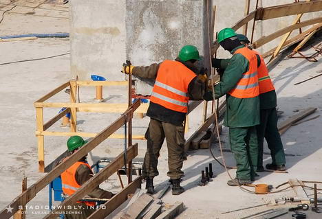 Prace przy układaniu prefabrykowanych słupów