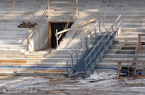 Jeden z segmentów przejść technicznych, które układane są na dachu w celu umożliwienia dostępu do masztów oświetleniowych