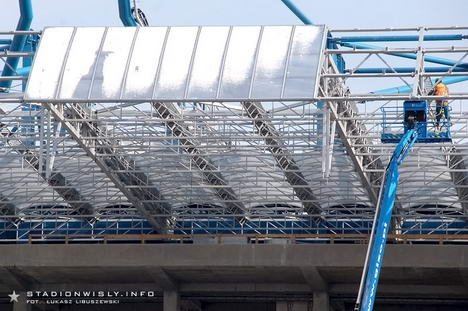 Na wystających pod dachem stalowych elementach zamontowane zostanie dodatkowe oświetlenie dla placu gry