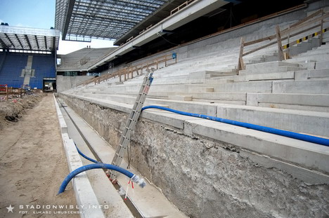 Na zdjęciu widać do jakiego poziomu obniżona zostanie płyta boiska