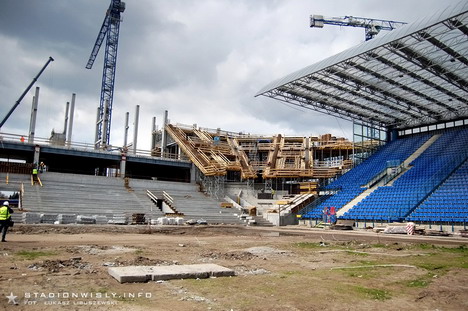 W narozniku obecnie trwają zbrojenia pod belki na których wsparte zostaną rzędy trybuny