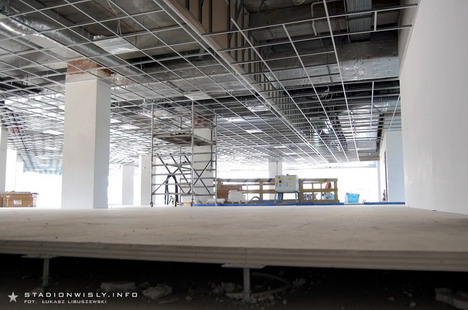 podwieszana podłoga na której obecnie wykładana jest  glazura (muzeum Wisły)