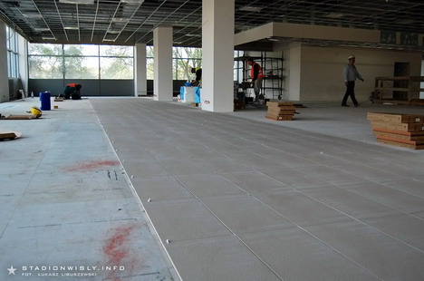 Układanie płytek ceramicznych w Muzeum Wisły (narożnik północno - wschodni)