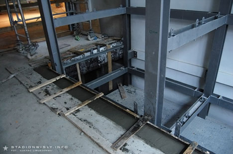 Prace wykończeniowe przy szybie windy