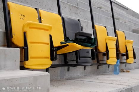 Pierwsze testowe krzesełka, które zamonotowano w narożniku południowym