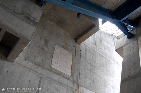 W tym miejscu miało powstać przejście między dwoma trybunami. Plany te zostały zmienione, a otwór zamurowano