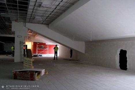 Hol przy wejściach na 2 poziom trybuny