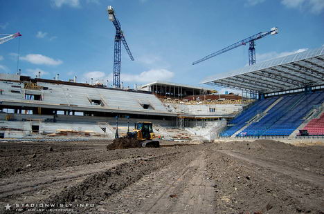 Obecnie trwa usypywanie warstwy ziemi na której położony zostanie system grzewczy murawy 