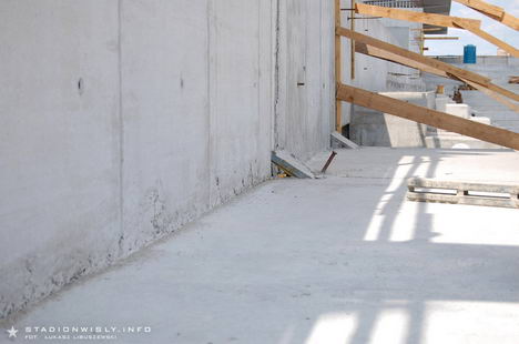 W głębi wystająca belka poprzeczna konstrukcji trybuny