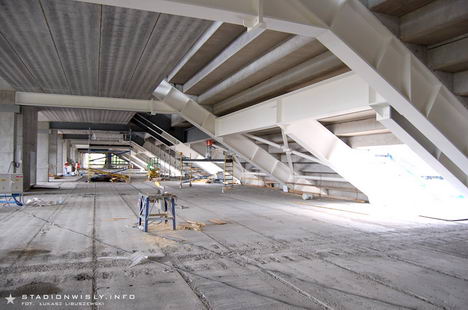 Hol wejściowy na 2 poziom trybuny głównej. Obecnie trwa malowanie belek skośnych. Jest to jeden z etapów zabezpieczenia przeciwpożarowego dla konstrukcji stalowych.