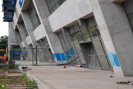 Stare już próbki dla zabarwienia elewacji nowych trybun. 3 kolor od lewej miał zostać wykorzystany. Niestety z powodu braku środków fasada nowej trybuny wschodniej zostanie taka jaka jest.