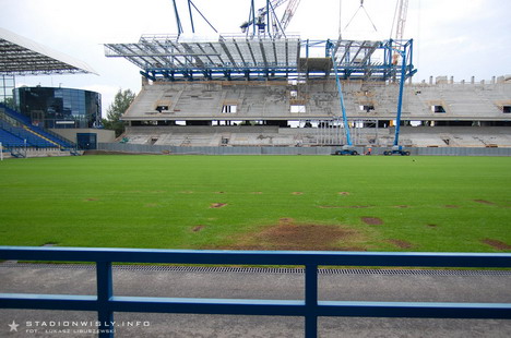 Widok z najniższego rzędu krzesełek. Zdjęcie wykonane z pozycji siedzącej