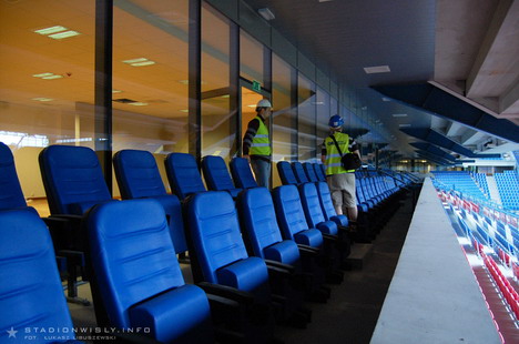 Poprawione zostało (względem projektu) ułożenie dolnego rzędu foteli. Zostały one podniesione i przysunięte w stronę barierki o ok 30cm. Dzięki temu widać już dobrze całą płytę boiska.