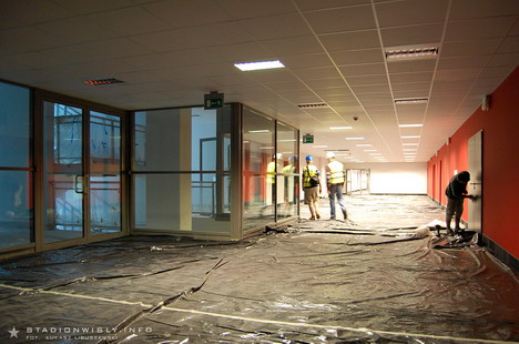 Korytarz wzdłuż Sky-boxów