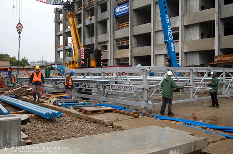 Gotowy do wyniesienia element dachu.