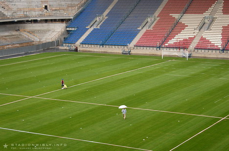 Na murawie wyznaczane są punkty do których nakierowywane będą reflektory oświetlające plac gry.