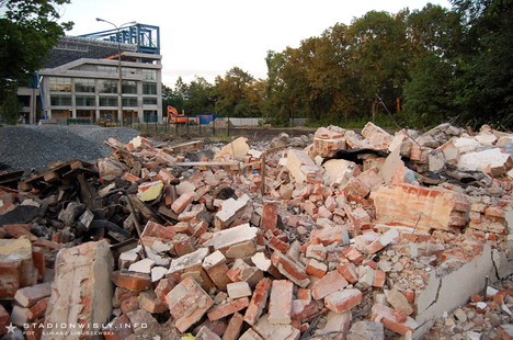 Gruzowisko pozostałe po kasach biletowych od strony al. 3 Maja
